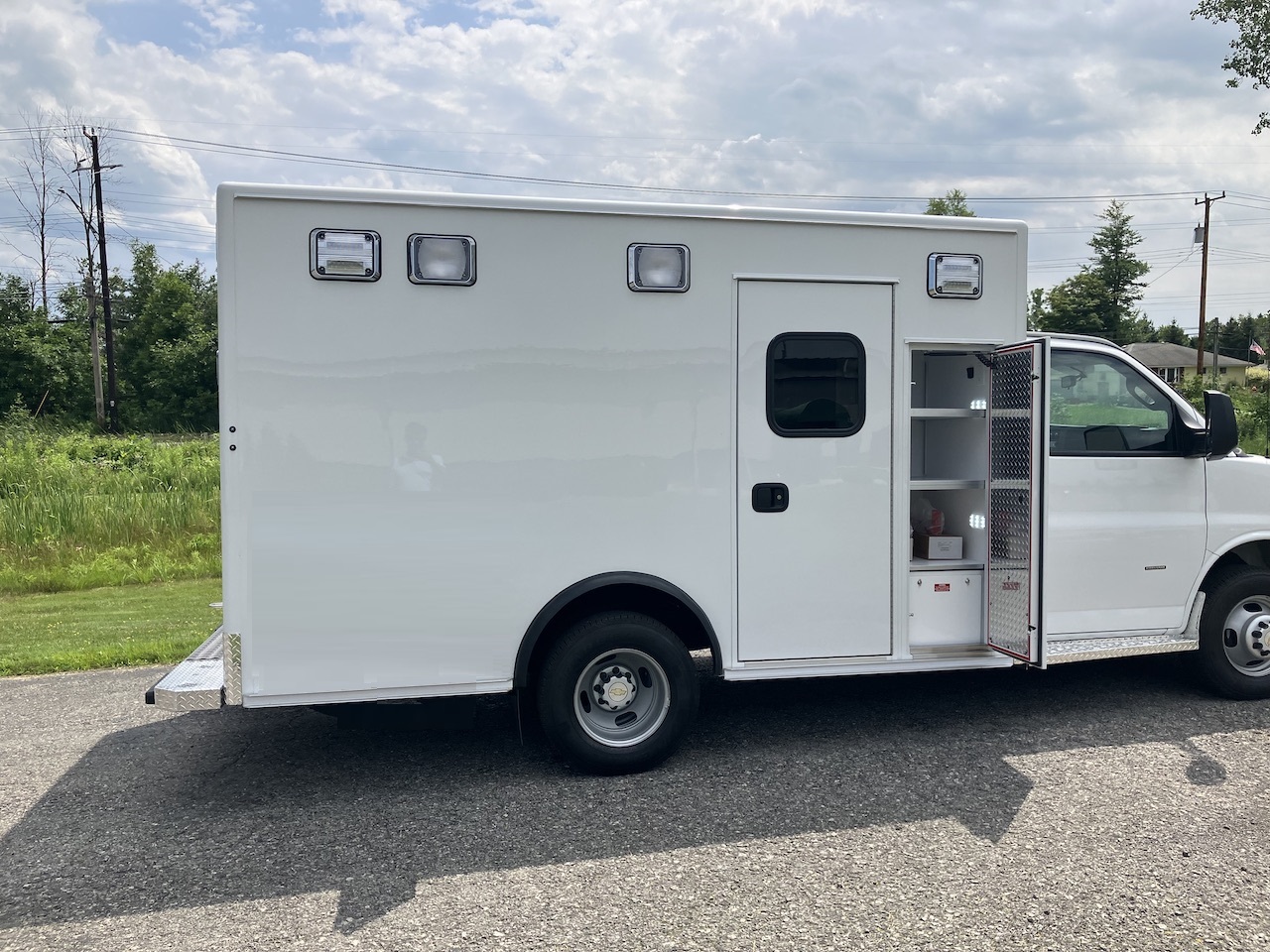 Medix-RP90-Stock-Ambulance-10