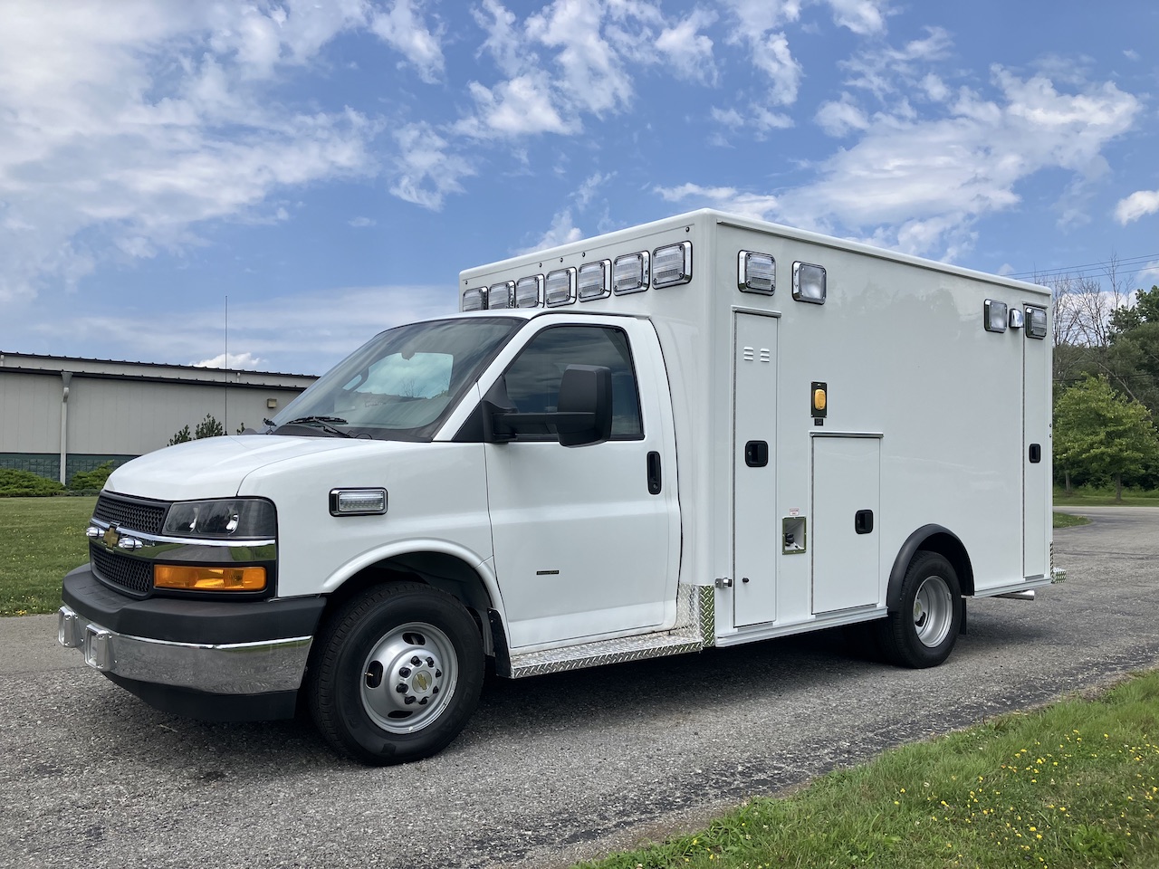 Medix-RP90-Stock-Ambulance-2