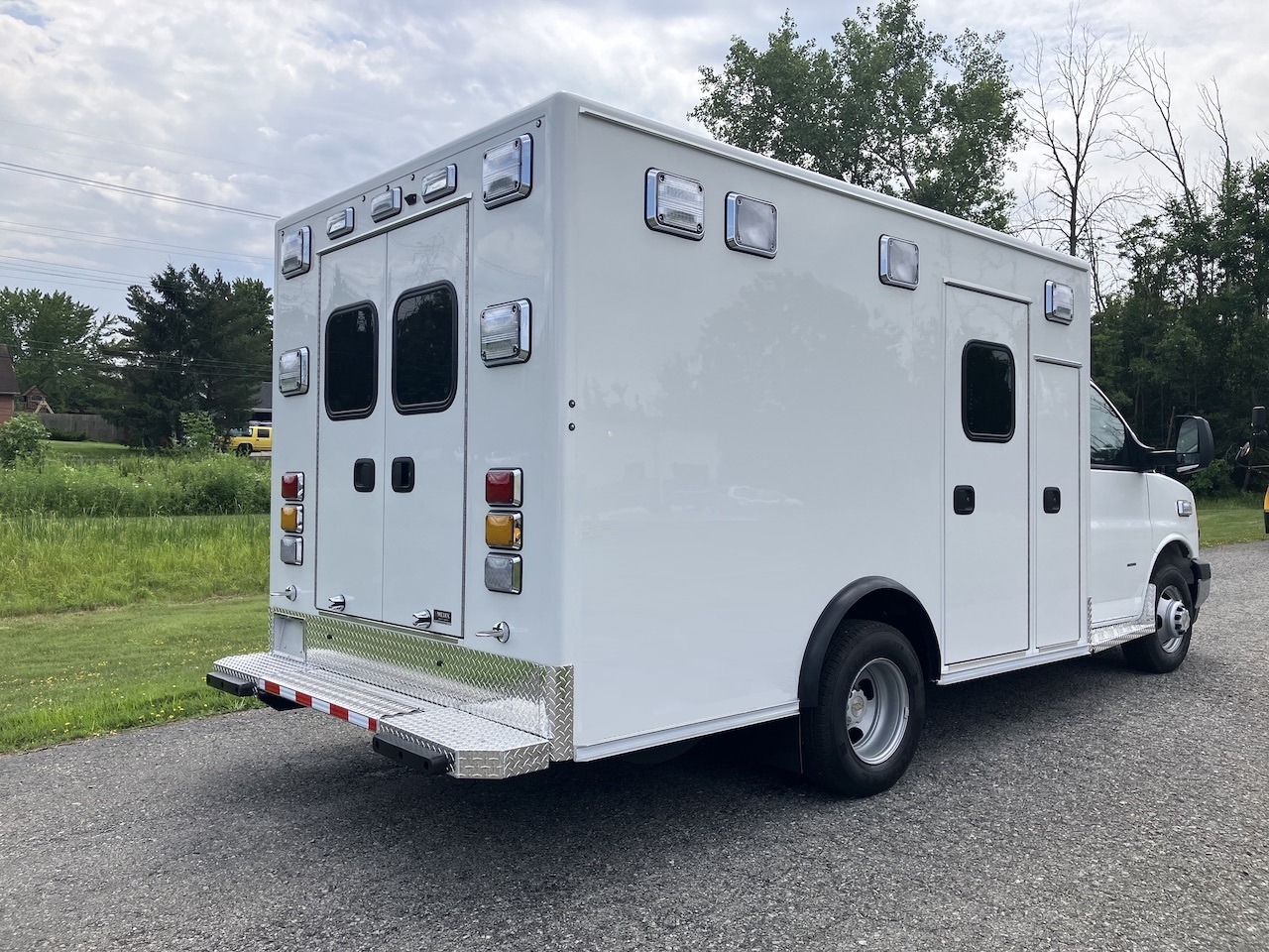 Medix-RP90-Stock-Ambulance-6