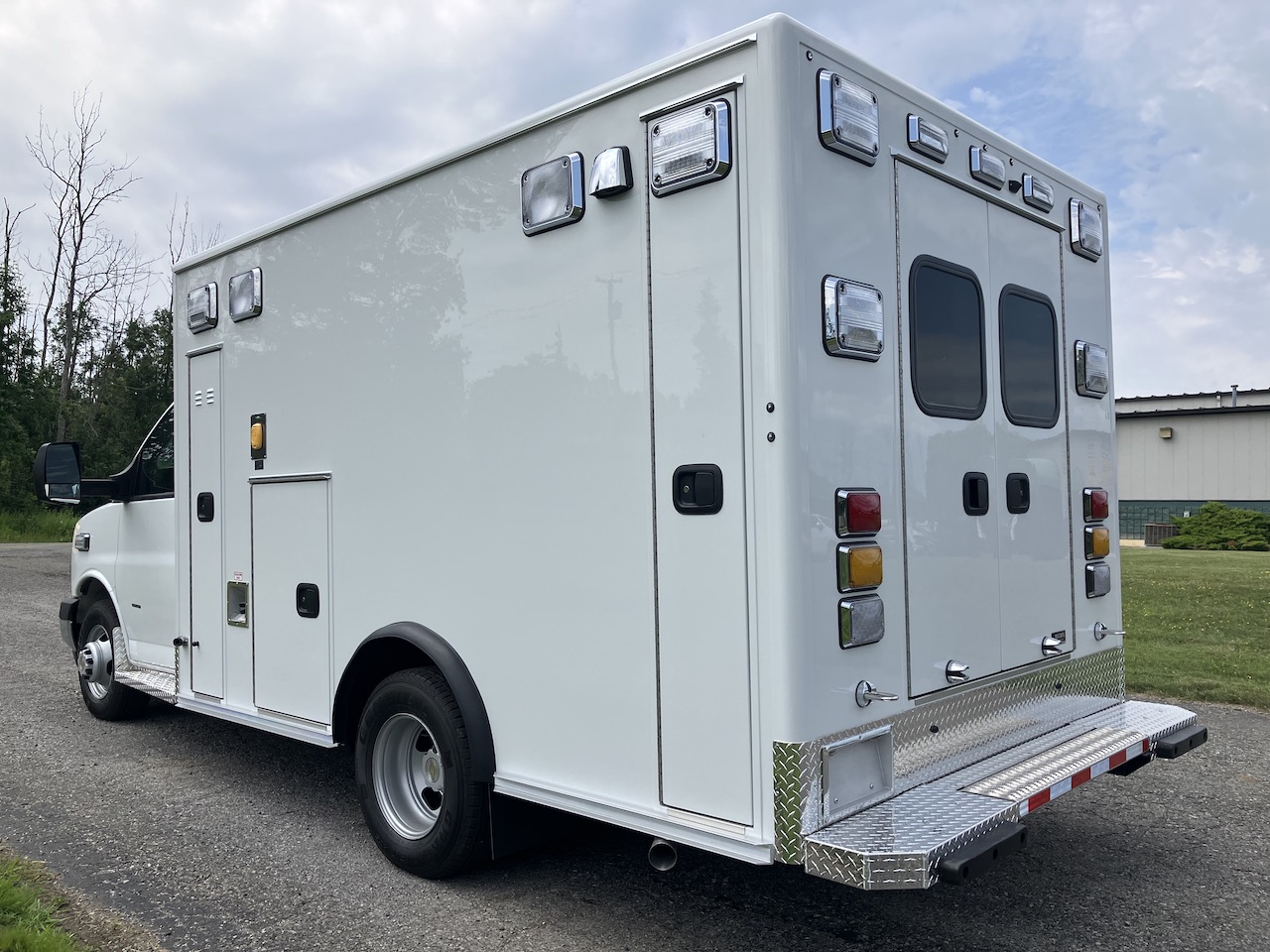 Medix-RP90-Stock-Ambulance-8