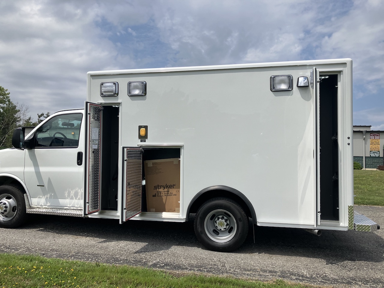 Medix-RP90-Stock-Ambulance-9