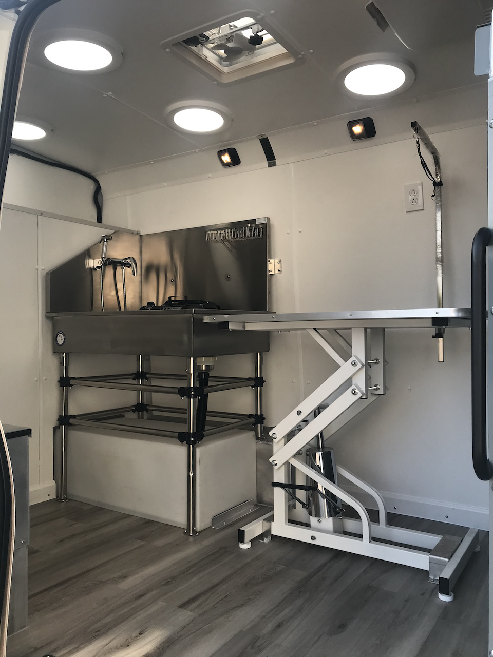 Mobile-Dog-Grooming-Van-34