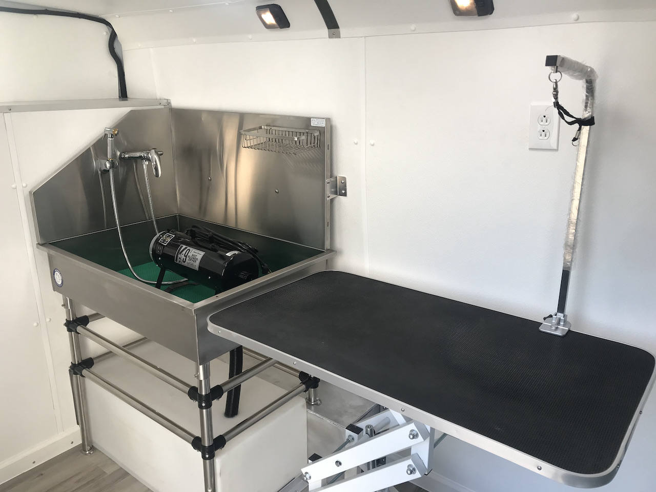 Mobile-Dog-Grooming-Van-39